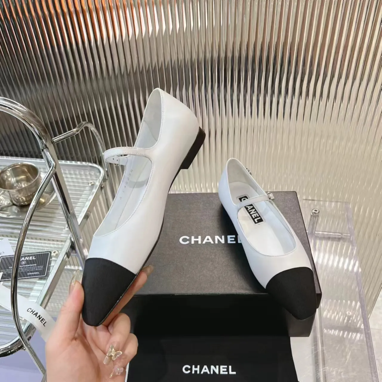 👟👟Ex-factory price 520👟👟 (Top version) CHANEL 24P early spring new trapezoidal toe high-heeled shoes, high version of one-strap, pointed square toe, color-blocked Mary Jane shoes, Xiaoxiang𝐂's two most popular shoes this year are these small silver shoes and big-toe shoes. It is difficult to find these shoes in the counter. It breaks the conventional pointed square toe design and gives people a refreshing feeling. I thought it was good-looking. Only when you put it on your feet will you know how easy it is to wear. It is really special and fashionable. The side rhinestones 𝐋𝐨𝐠𝐨 are very eye-catching. The smooth shoe shape is full of high-end feeling. I can think of countless outfits at the moment. Upper: imported cowhide/metallic film grain leather. Foot pad: sheepskin. Lining: sheepskin. Sole: Italian genuine leather outsole. Heel height: 1cm. Color: white/silver/black/pink. 4 colors size: 35-40 (41 made to order, non-refundable and non-exchangeable)